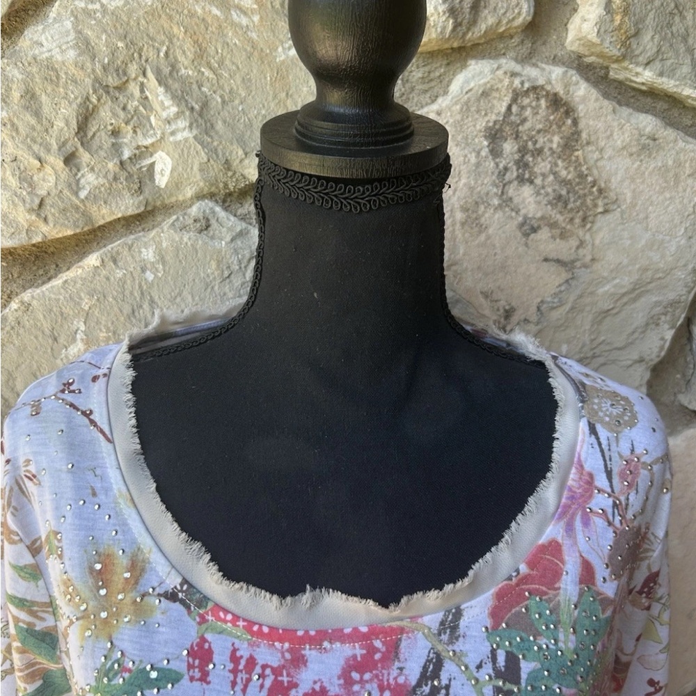 Gloria Vanderbilt T Shirt Medium Pink Floral Rhinestones Raw Edges Hi Lo NWOT - Picture 2 of 11